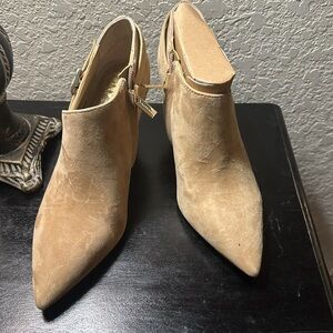 Vince Camuto size 8.5M tan suede heels with zipper on side NWOT